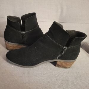 Crown Vintage Booties (9.5M)
